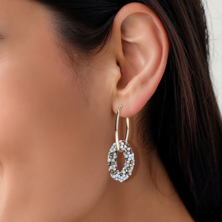 Manfield Goudkleurige oorbellen met blauwe glaskralen hangers