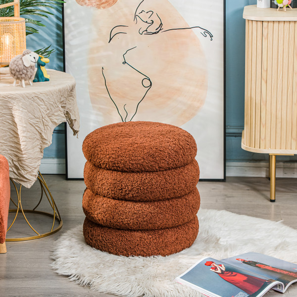 Pufa z pętelkowego materiału w kolorze terakoty w stylu skandynawskim