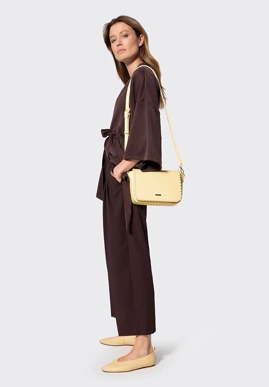Damska crossbody z obszytą klapą żółta