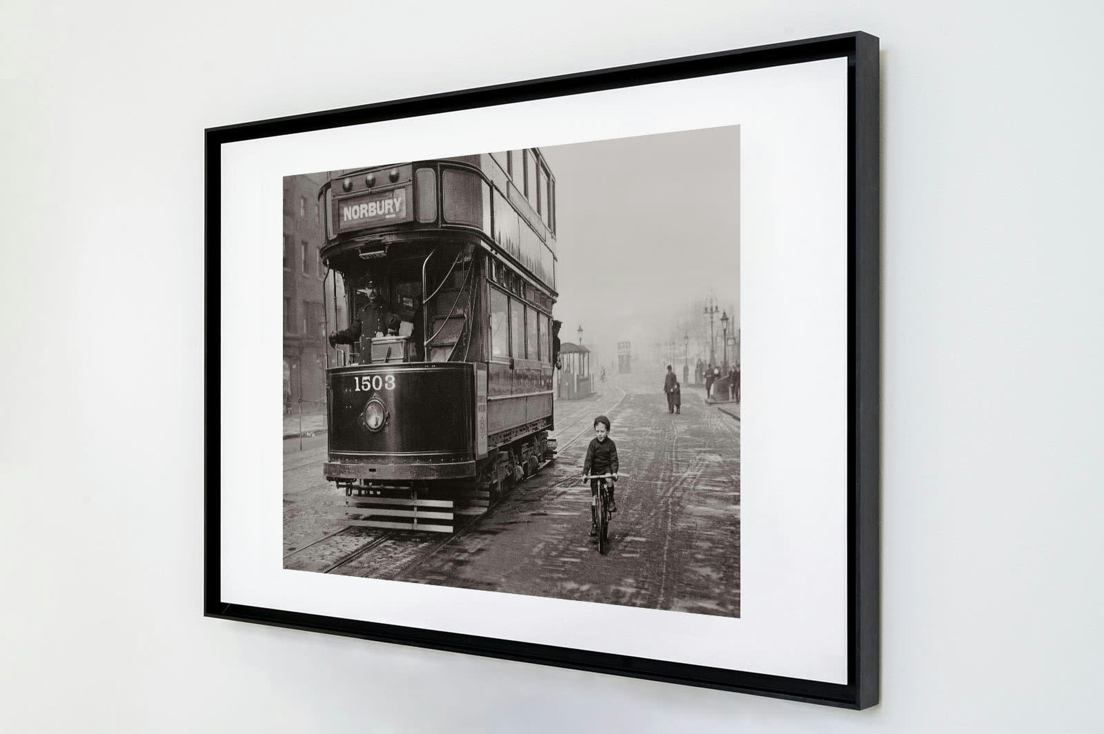 URBAIN - Photo ancienne noir et blanc ville n°02 cadre noir 30x45cm