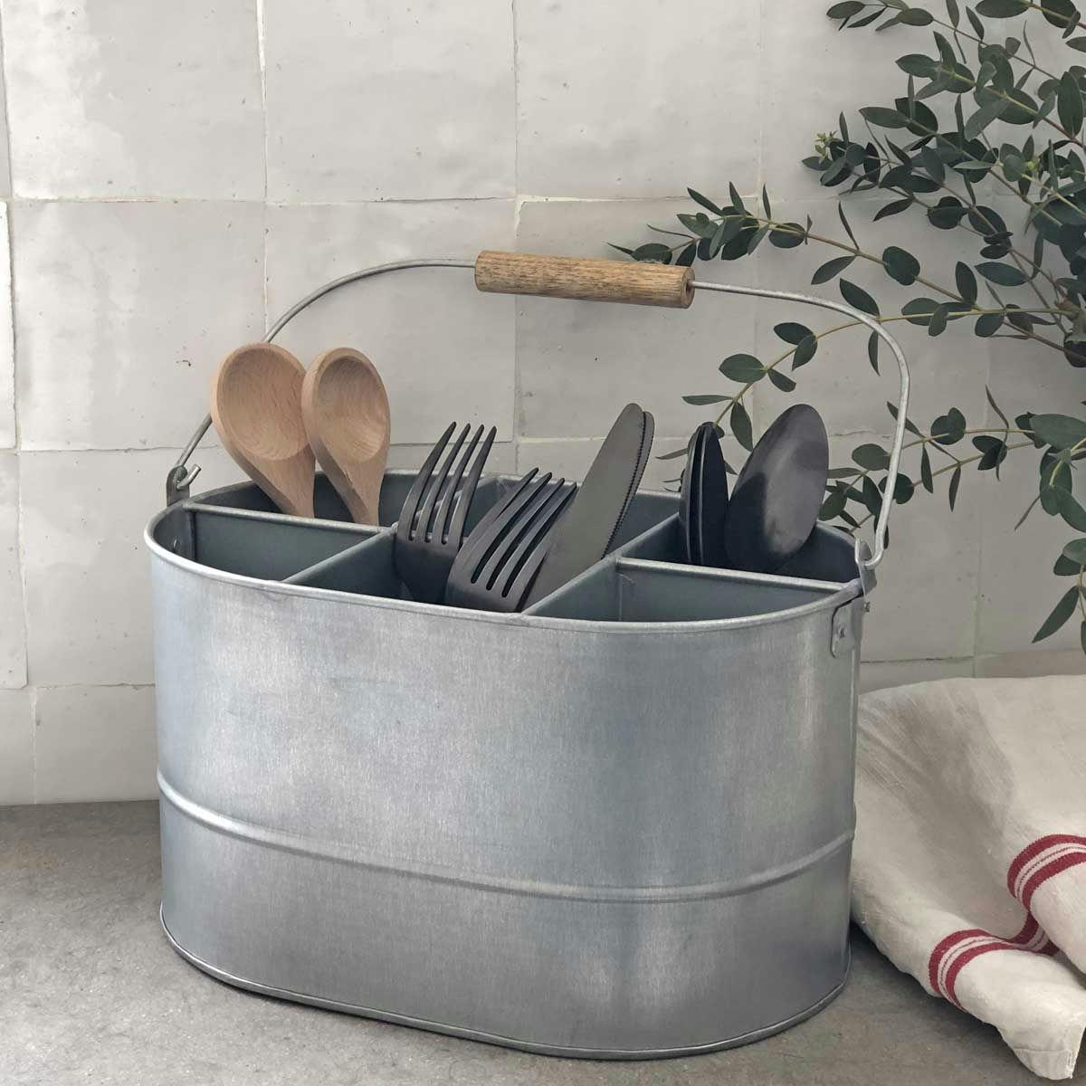 - Range-couvert métal et anse en bois