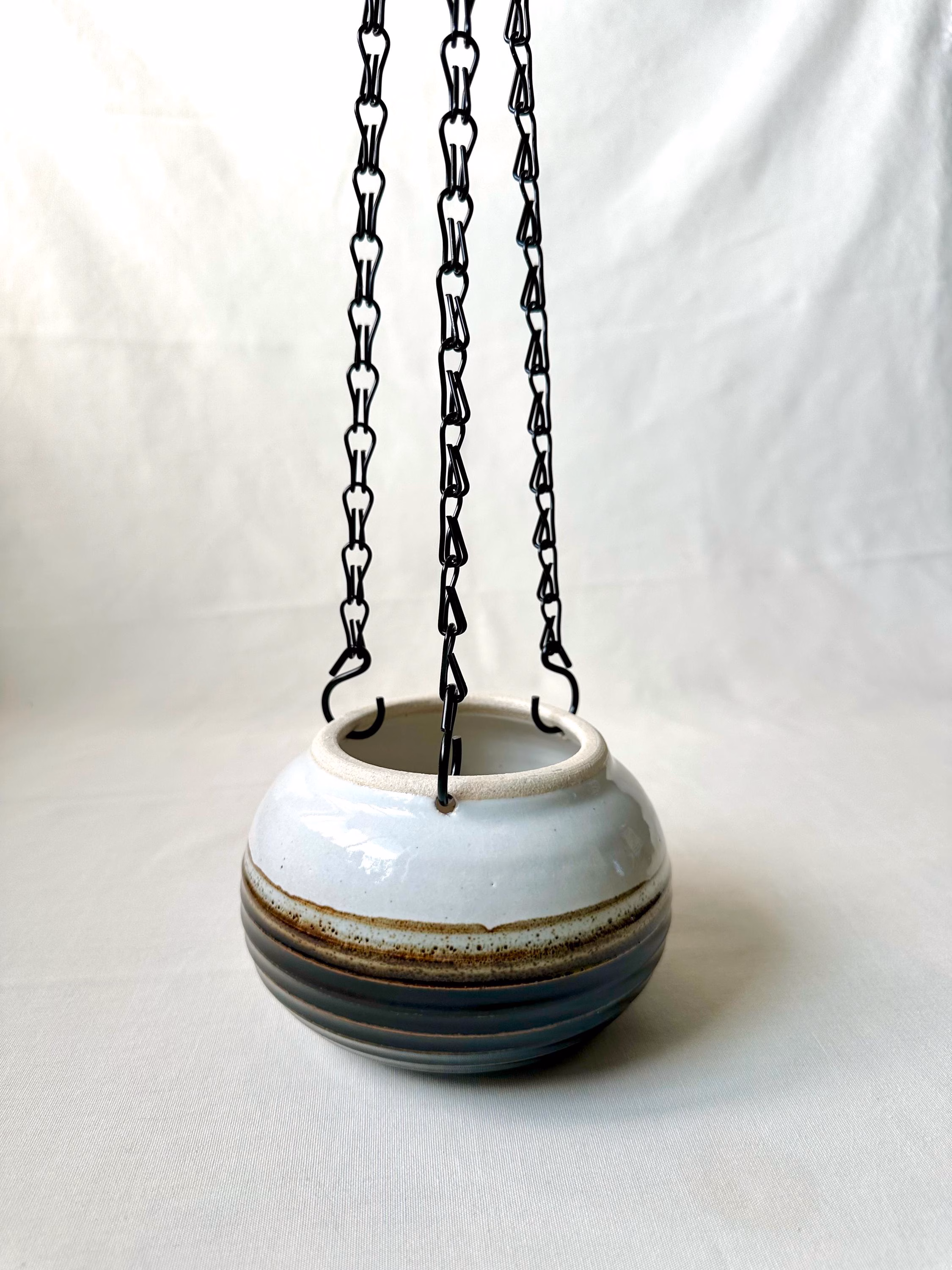 Hanging planter, basic planter, medium planter, ceramic planter with Drainage hole, hanging planter with chain, Gardening gift