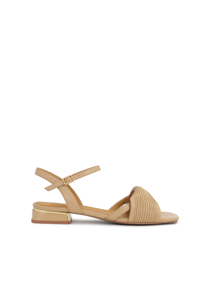 Low leather sandals in beige color