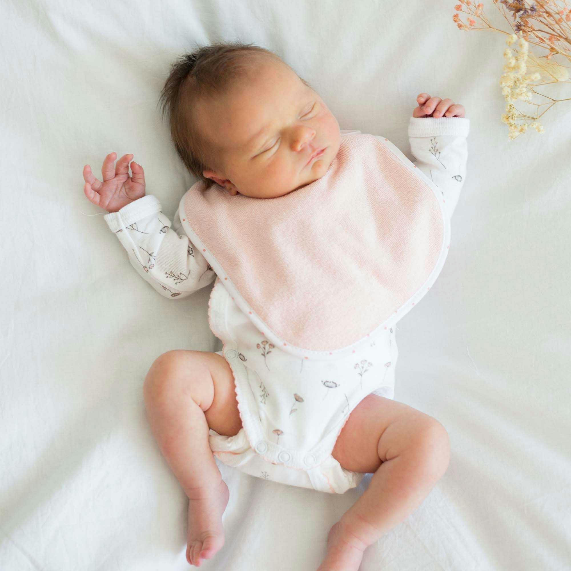 - Lot de 7 bavoirs de naissance à velcro roses