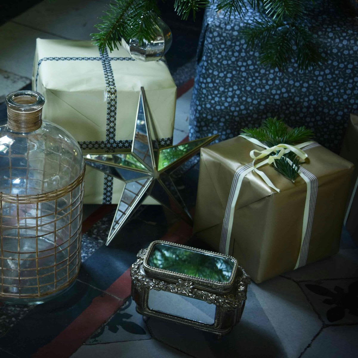 - Boîte style baroque à moulures