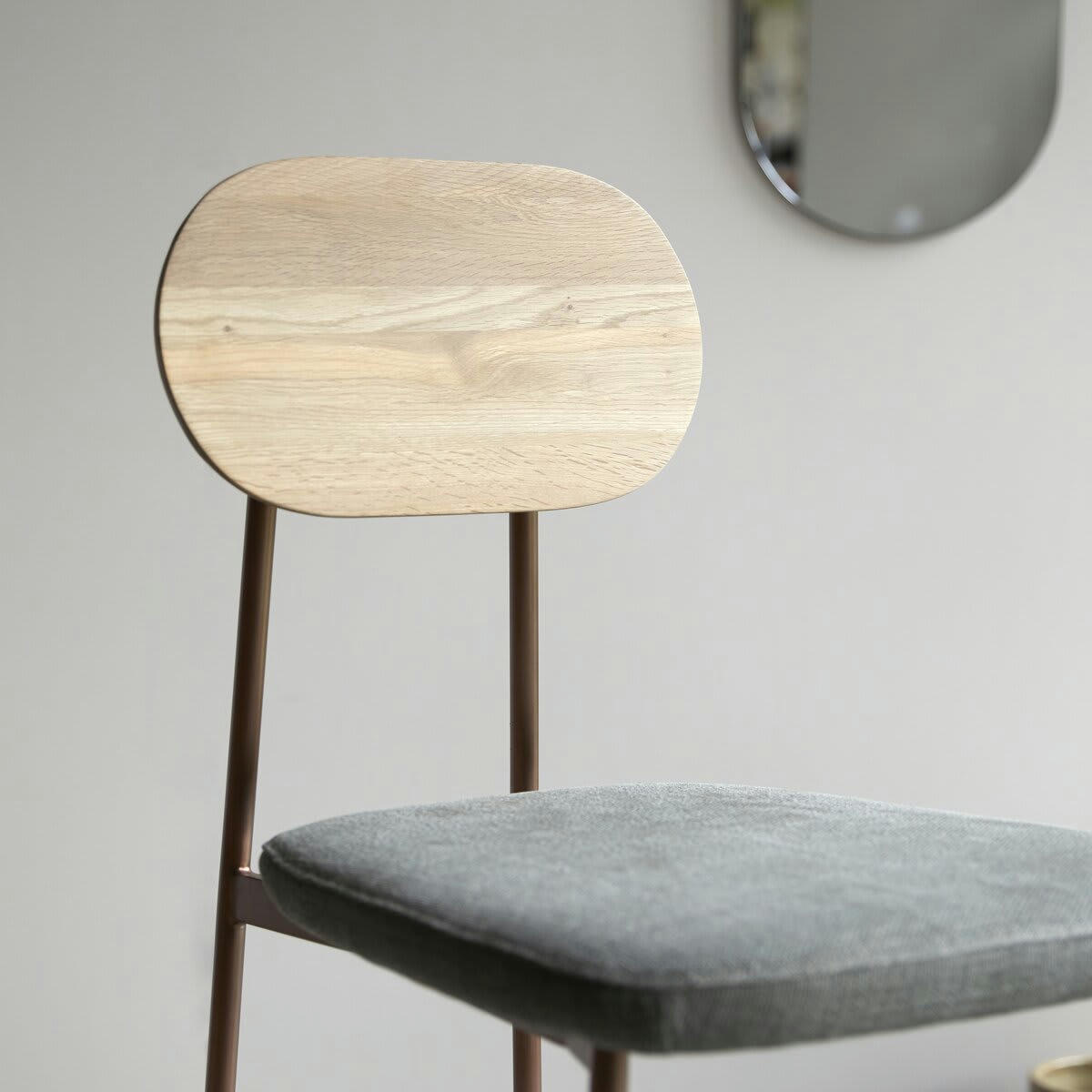 YUTAPI - Chaise de bar linen green en chêne massif