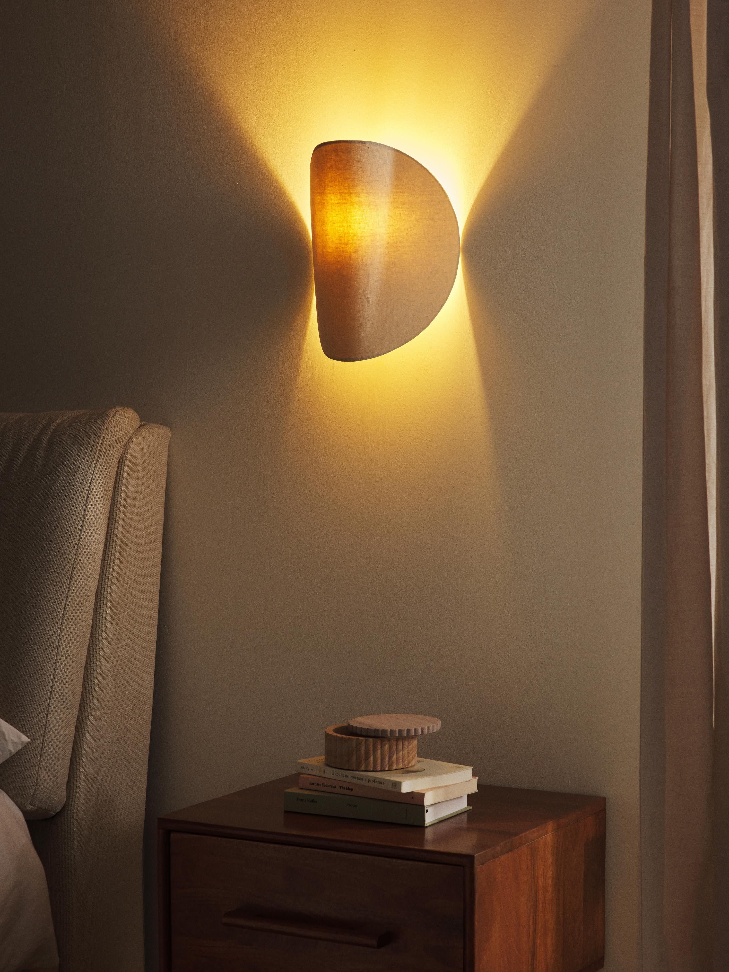 Design-Wandleuchte Kenzie aus Leinen