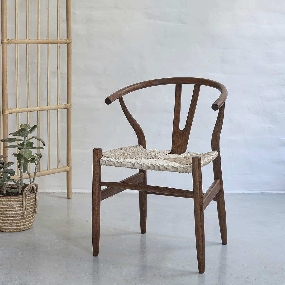 - Chaise en mindi massif finition noyer et corde naturelle
