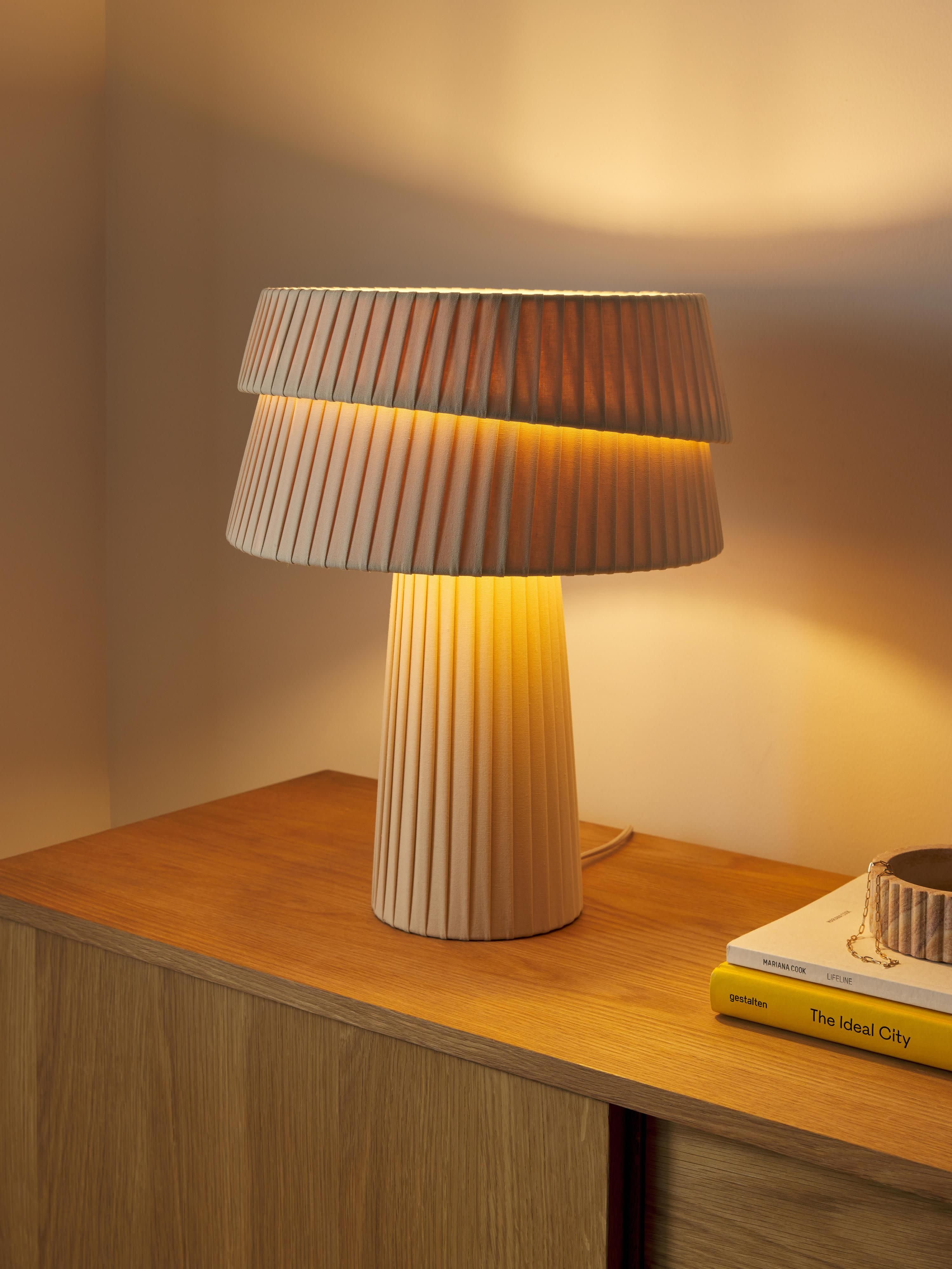 Tischlampe Nyla mit asymmetrischem Lampenschirm