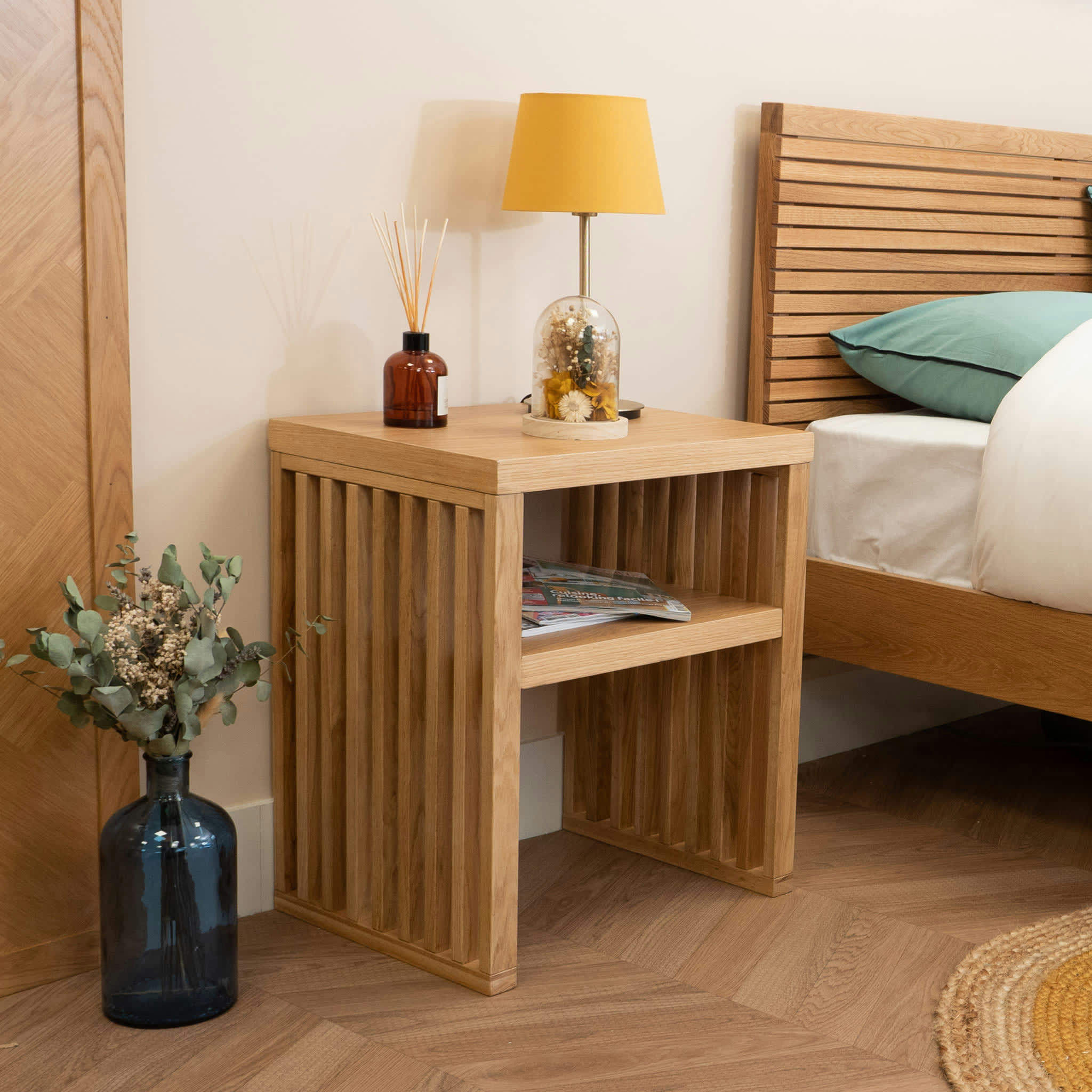 - Chevet à rainures en bois massif naturel