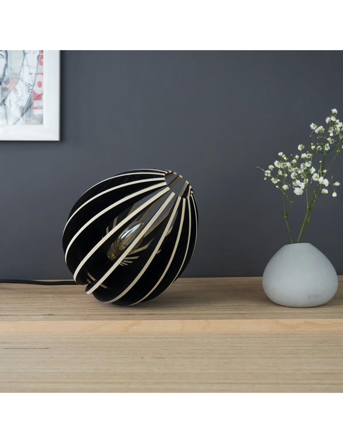 FÈVE - Lampe à poser en bois frêne teinté noir avec fil noir