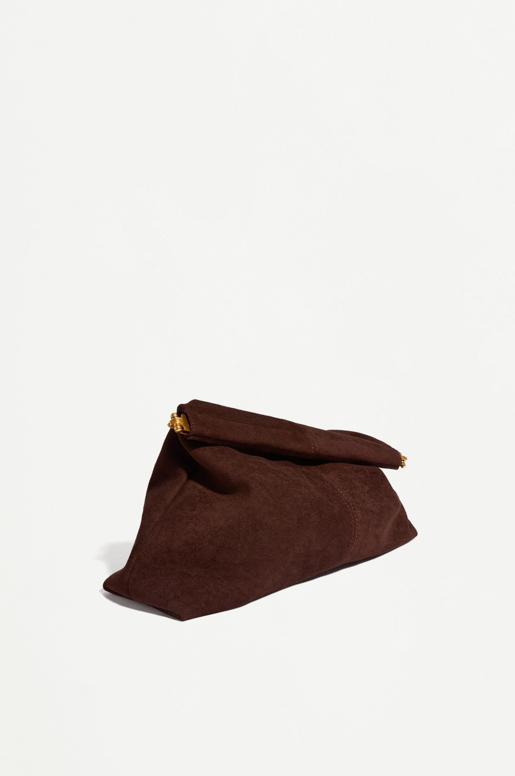 Bolso de mano tipo pouch efecto ante