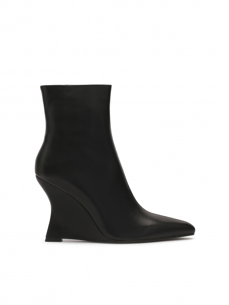 Black boots on finesse anchors