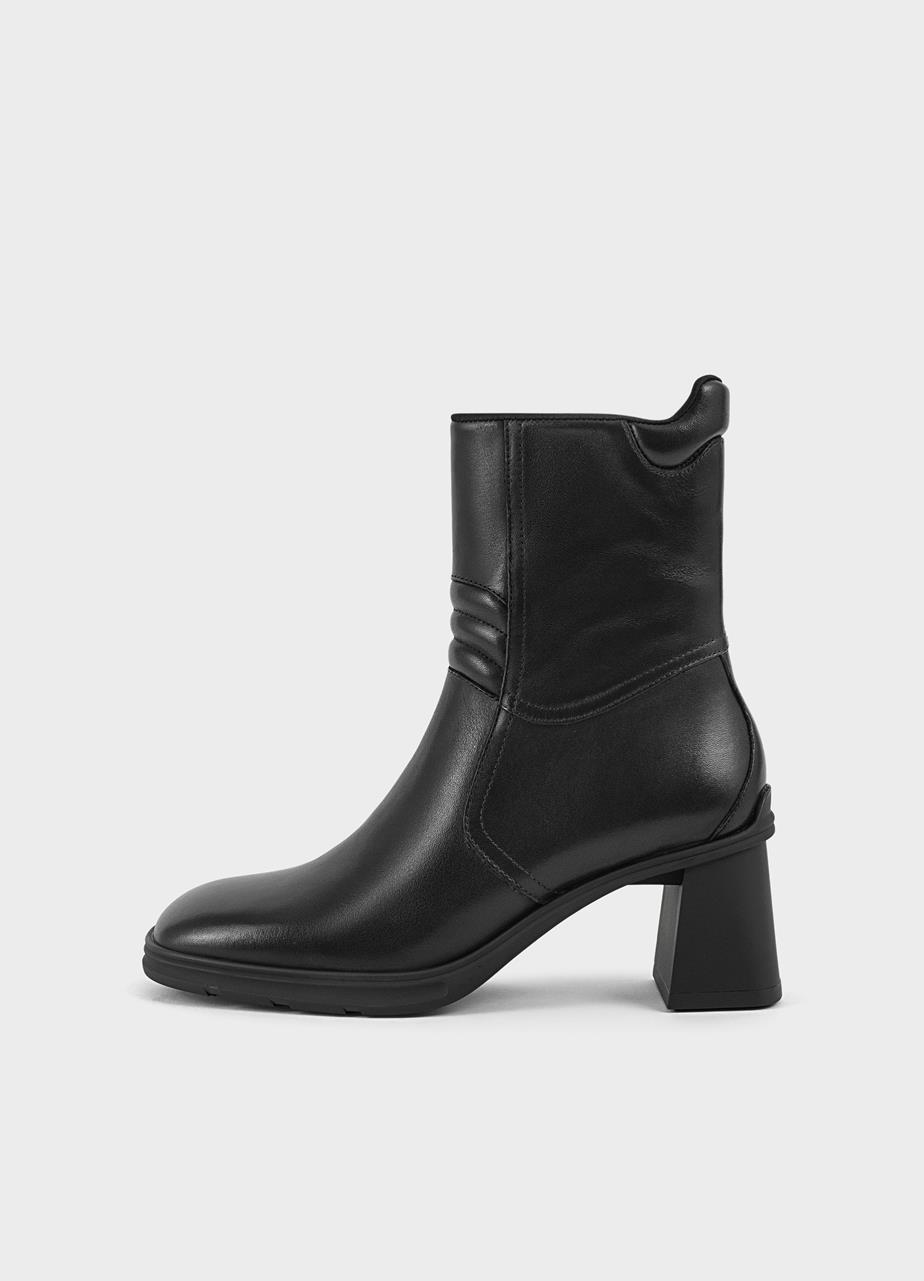 Janine Boots