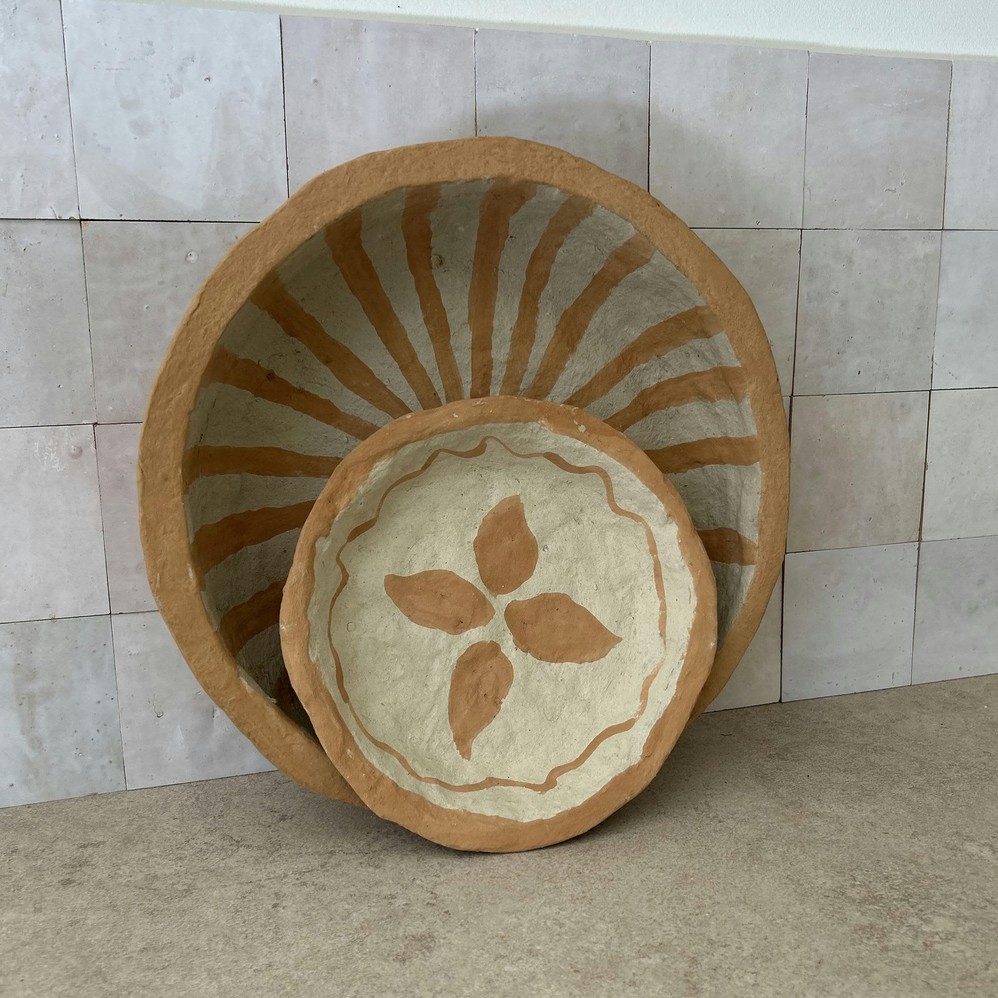 MASSIRA - Set de 2 plateaux en papier maché terracotta