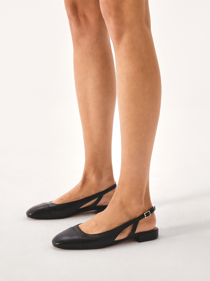 Black flat sole pumps with cutout upper