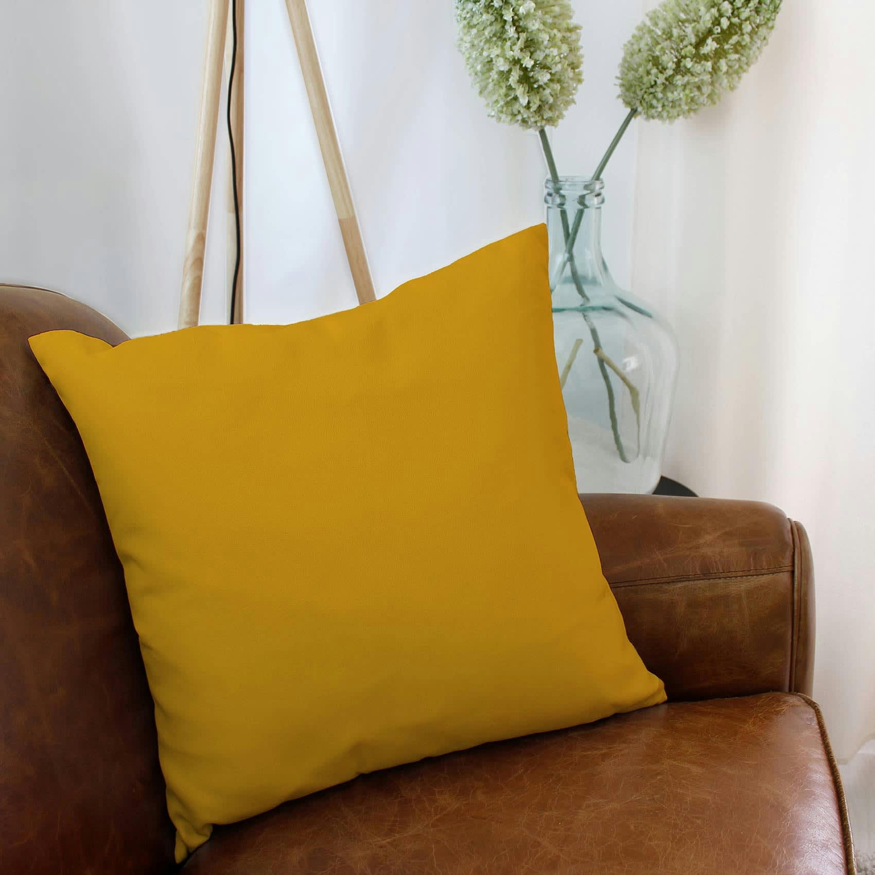 - Coussin uni et déhoussable polyester jaune moutarde 50x50 cm