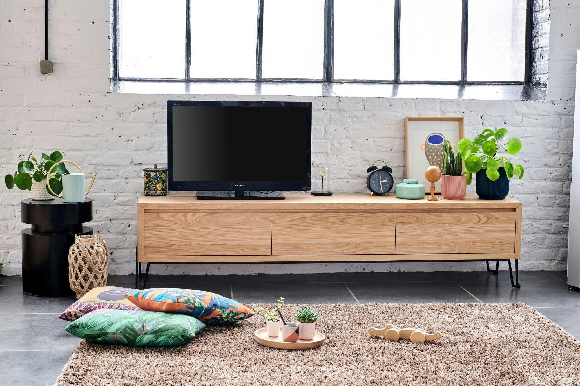 BRIGHTON - Meuble TV bas en chêne clair et métal L200