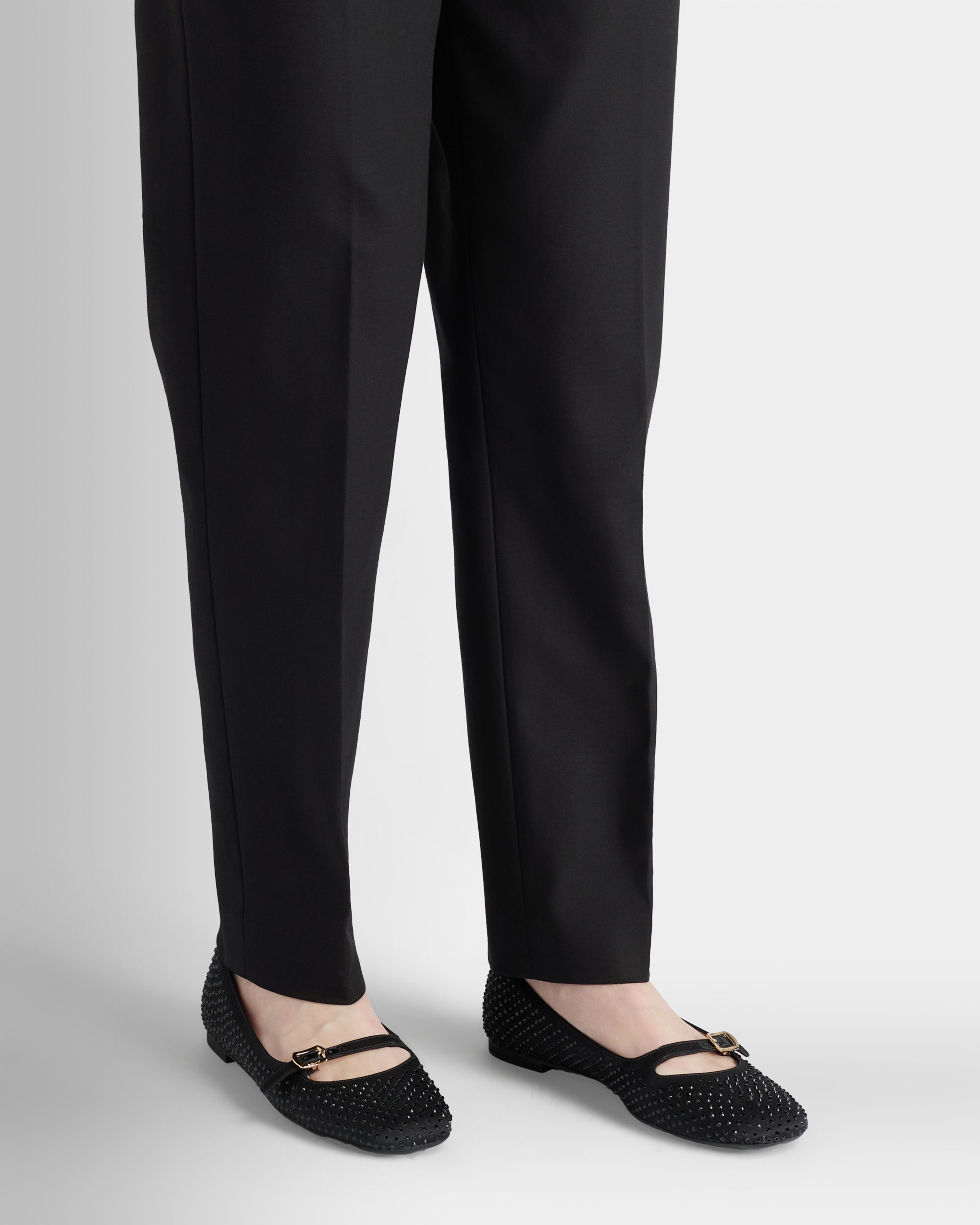 Flache Ballyrina Mary-Janes aus schwarzem Stoff