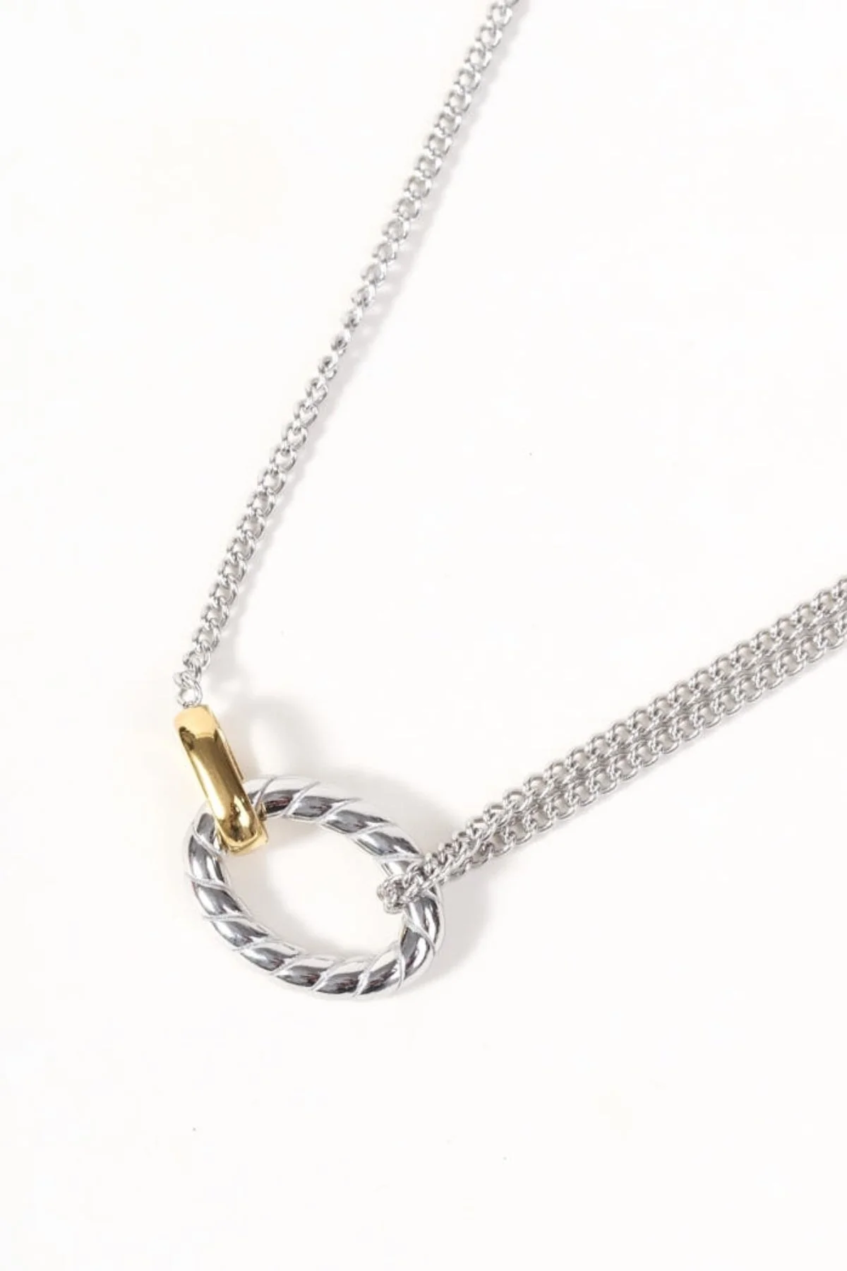 Oval Detail Contrast Pendant Necklace
