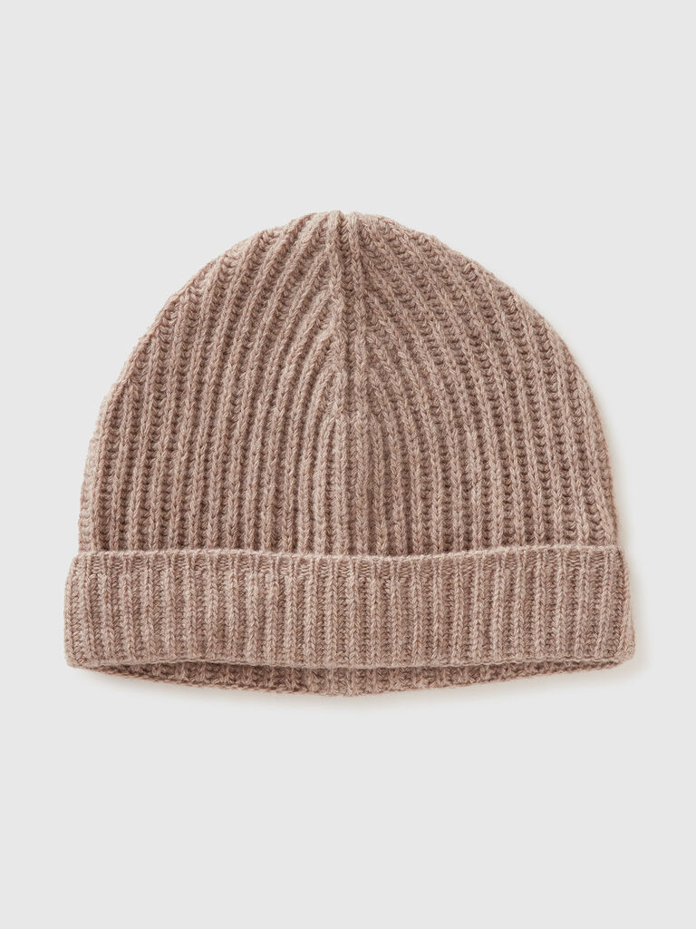 Hat in pure virgin wool
