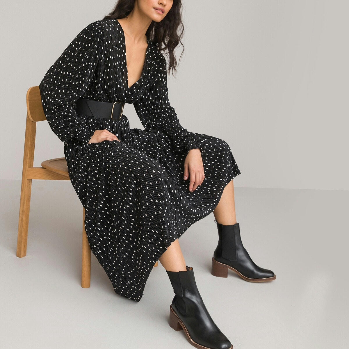Robe longue plissée, encolure v, imprimé à pois