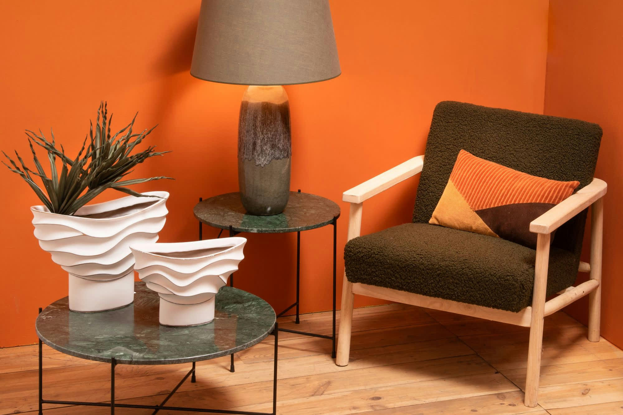 MELBA - Table basse ronde en marbre et pieds en métal noir D70