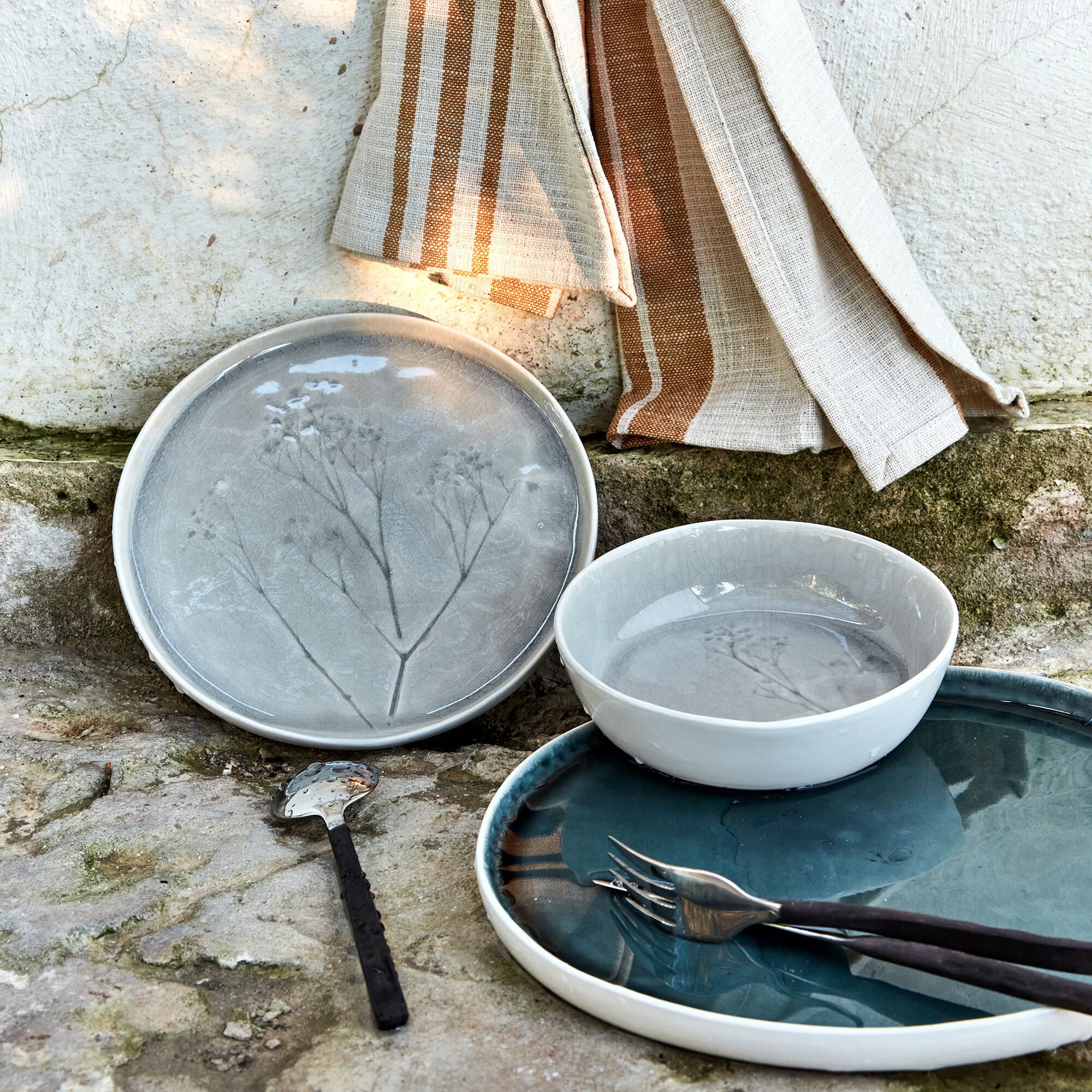 GYPSO - Assiette plate en grès D27cm - bleu niolon
