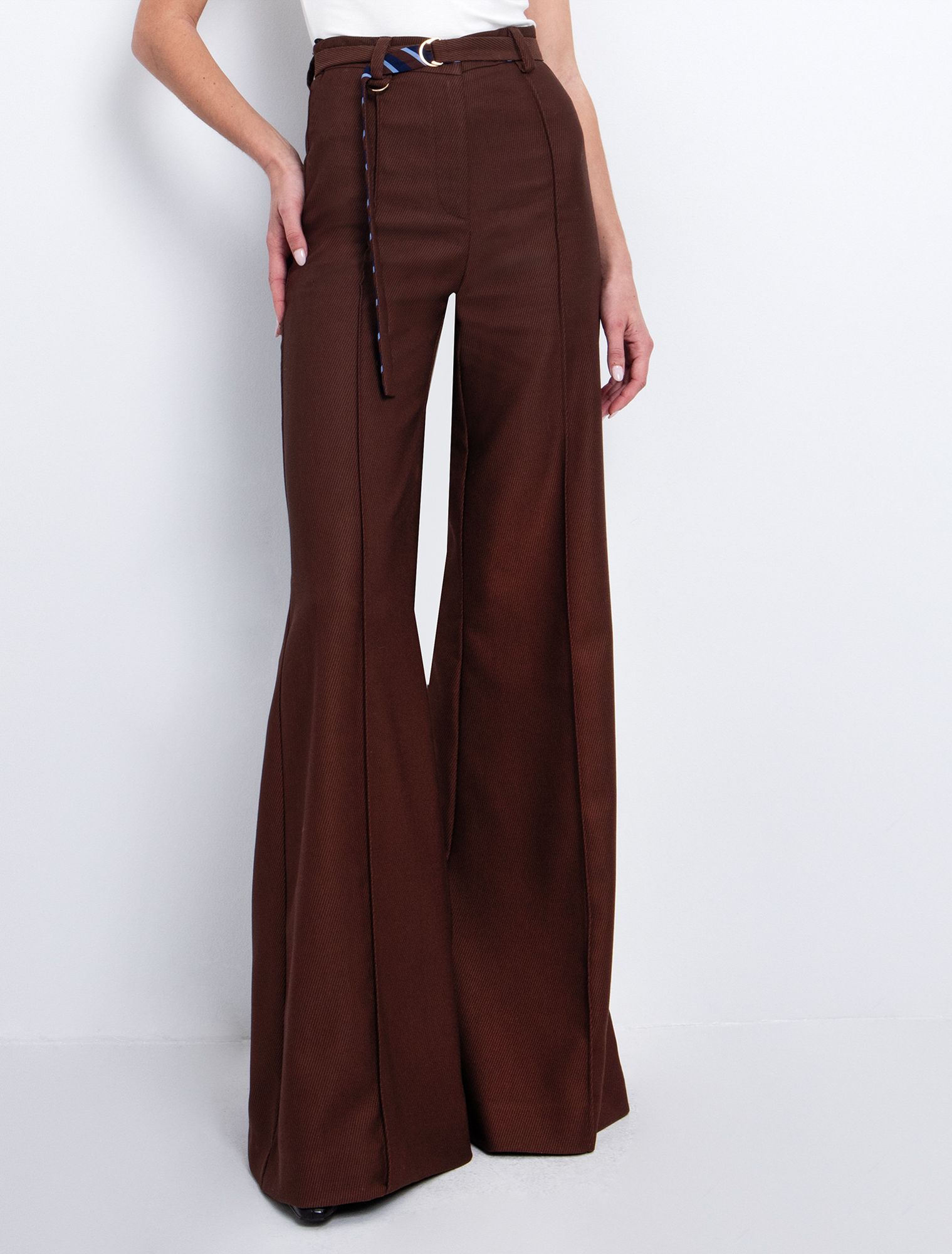 Εβαζέ παντελόνι με ζώνη σε αντίθεση