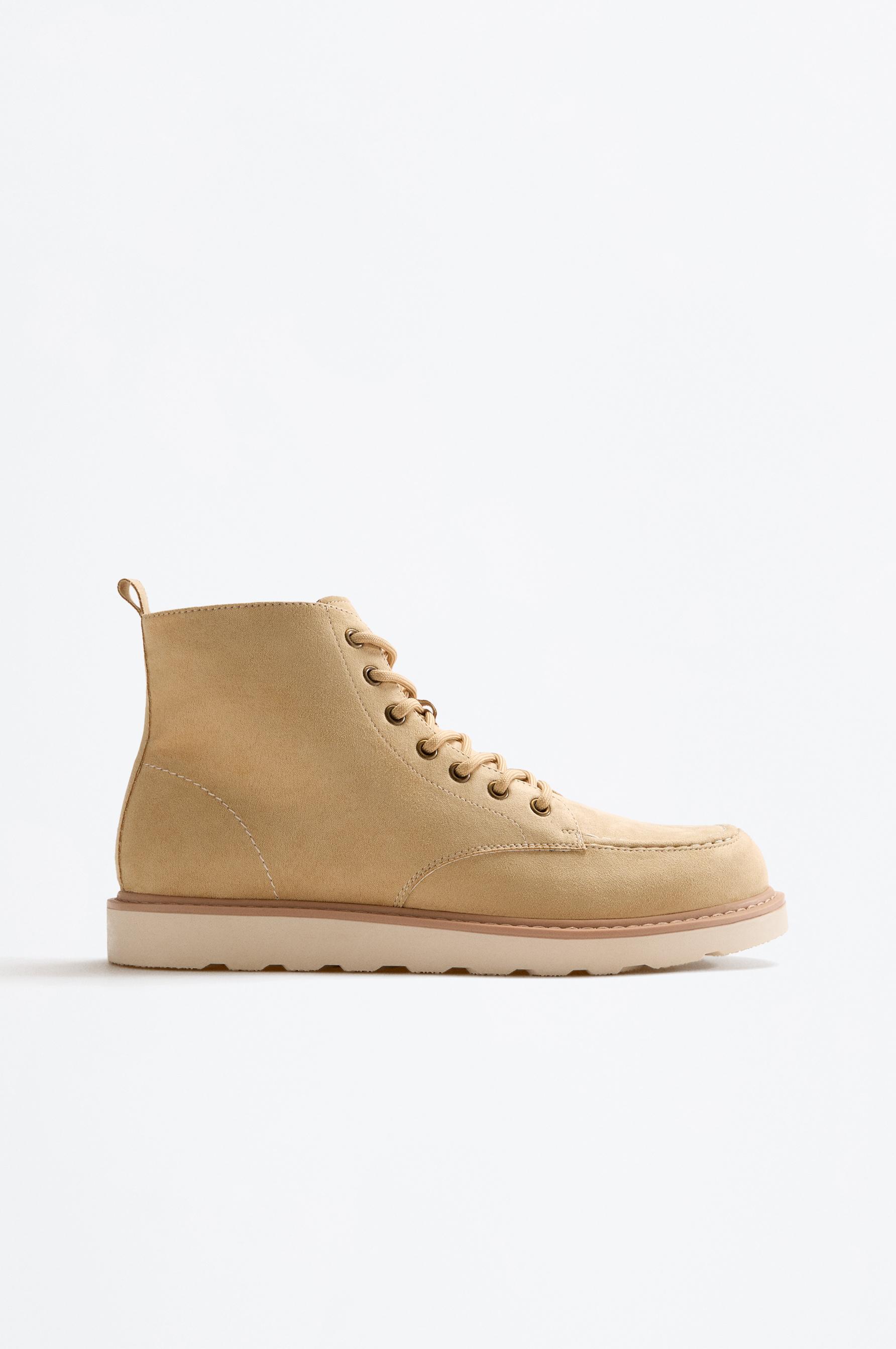 Bota acordonada