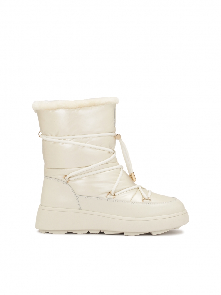 Ladies' lace-up snow boots with stylish soles