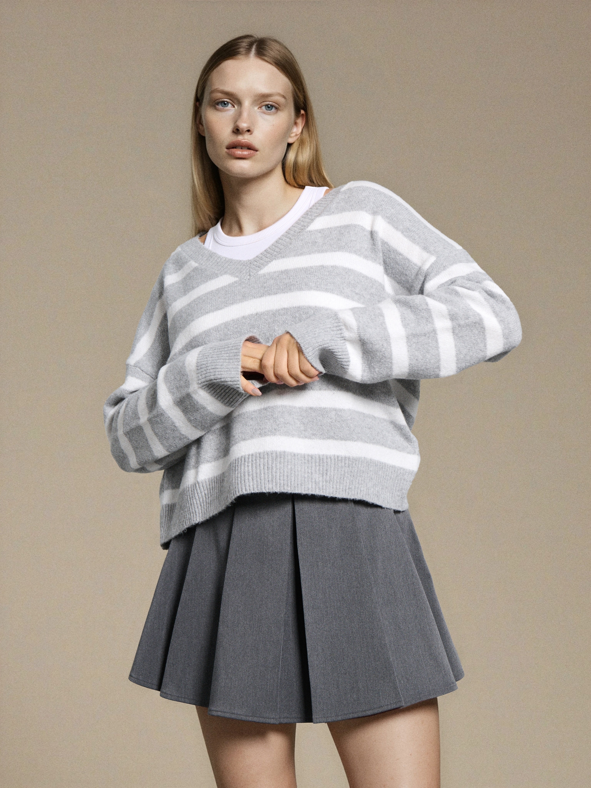 Sweter w paski z dekoltem V