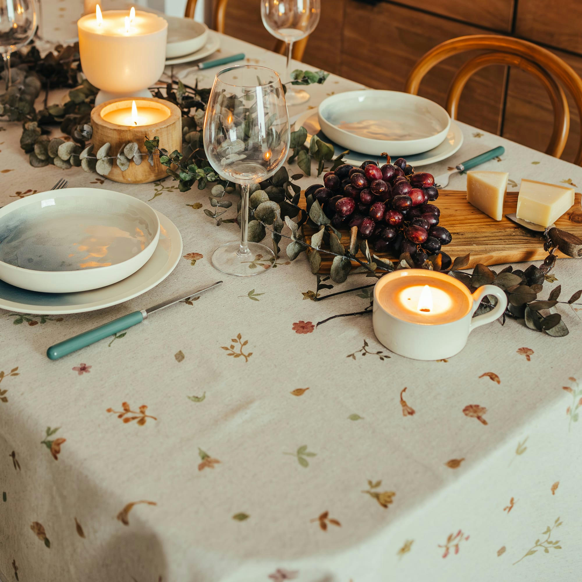 WASABI N02 LINO - Nappe en lin imprimée taupe avec traitement anti-taches 140x140 cm