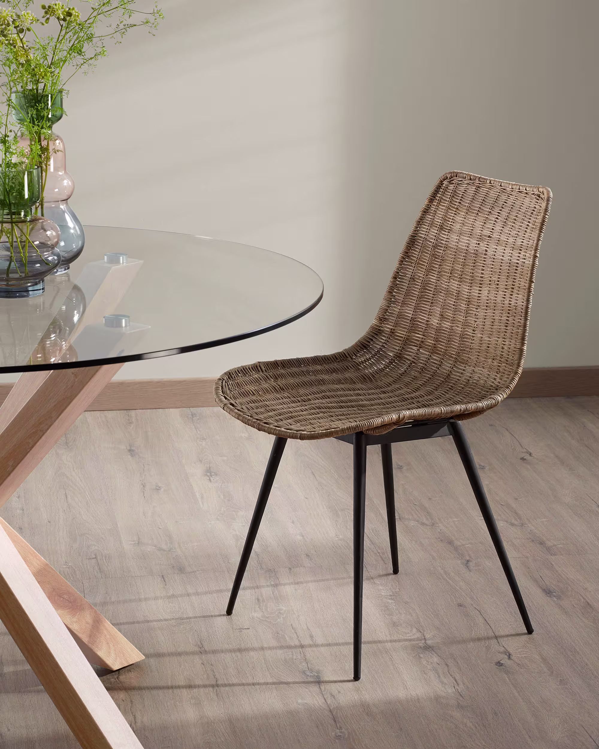 Silla Equal de ratán y patas de acero acabado negro