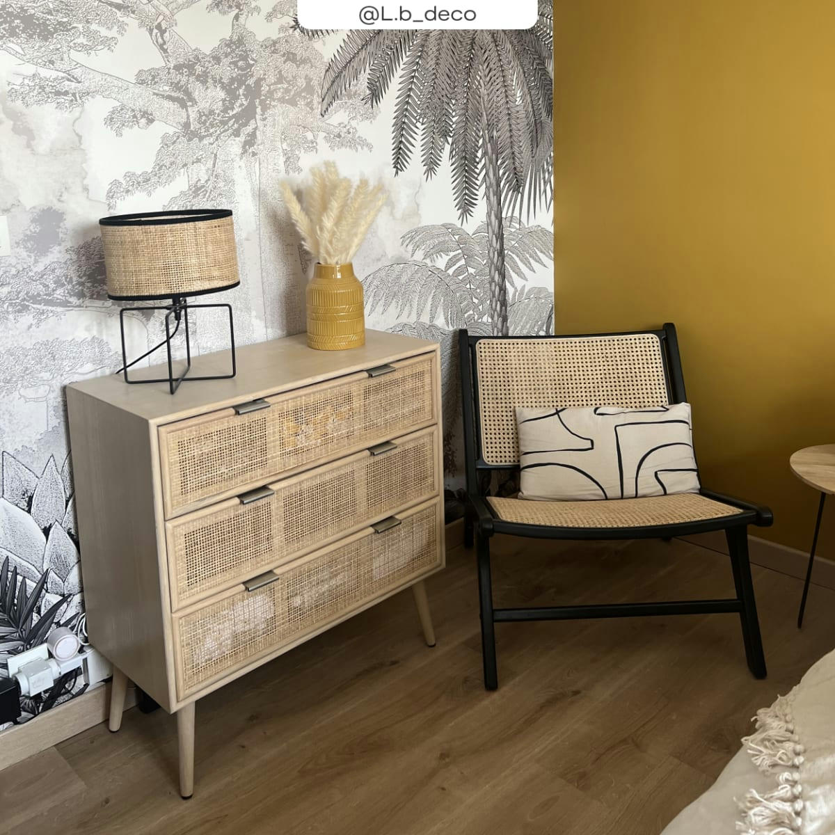 KILKA - Fauteuil en teck noir et tressage cannage en rotin