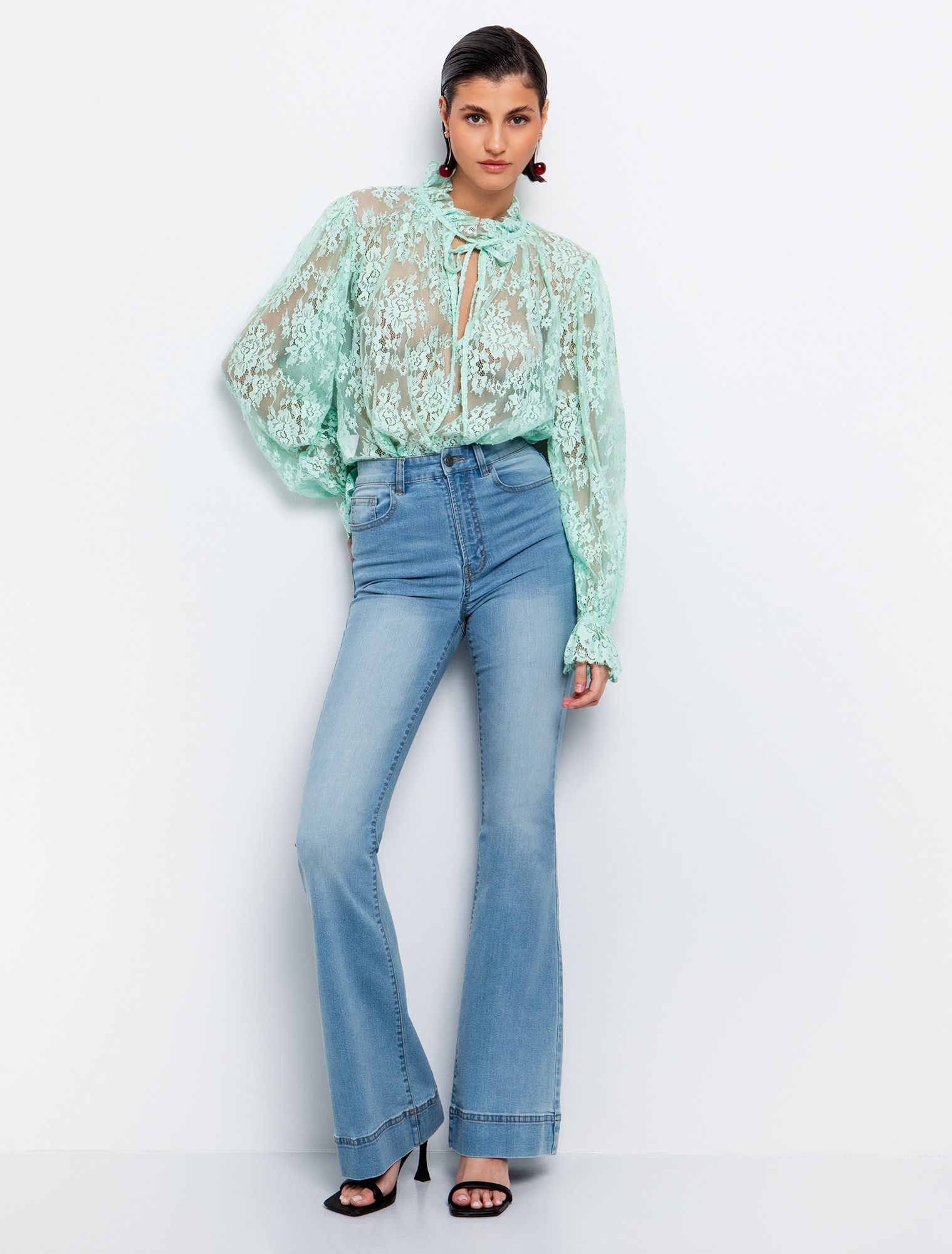 Μπλούζα από δαντέλα με δέσιμο