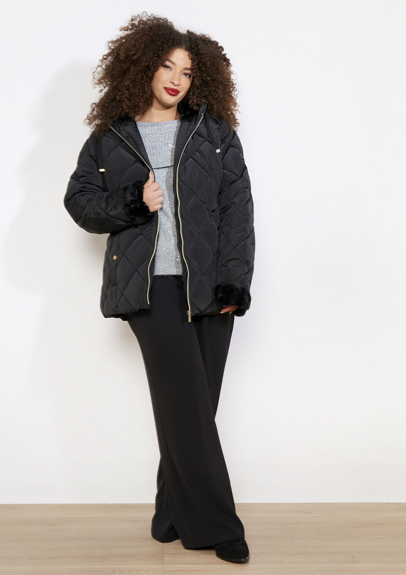 Korte gewatteerde jas met ceintuur