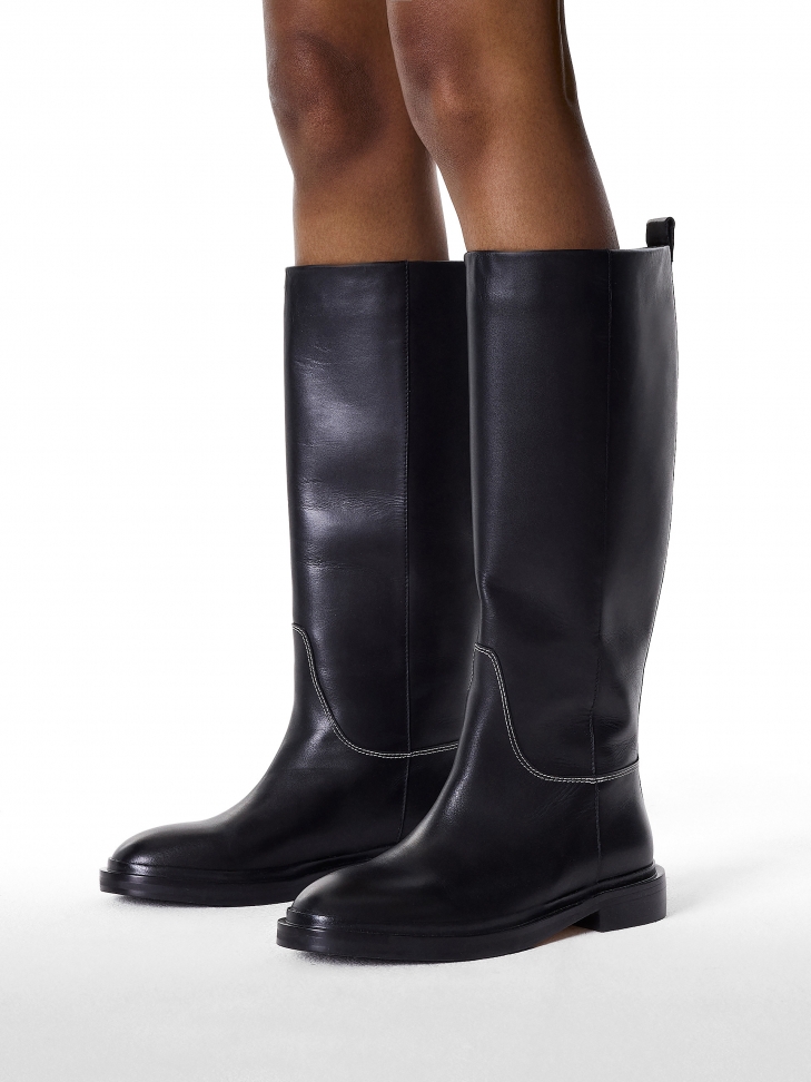 Slip-on boots on flat sole