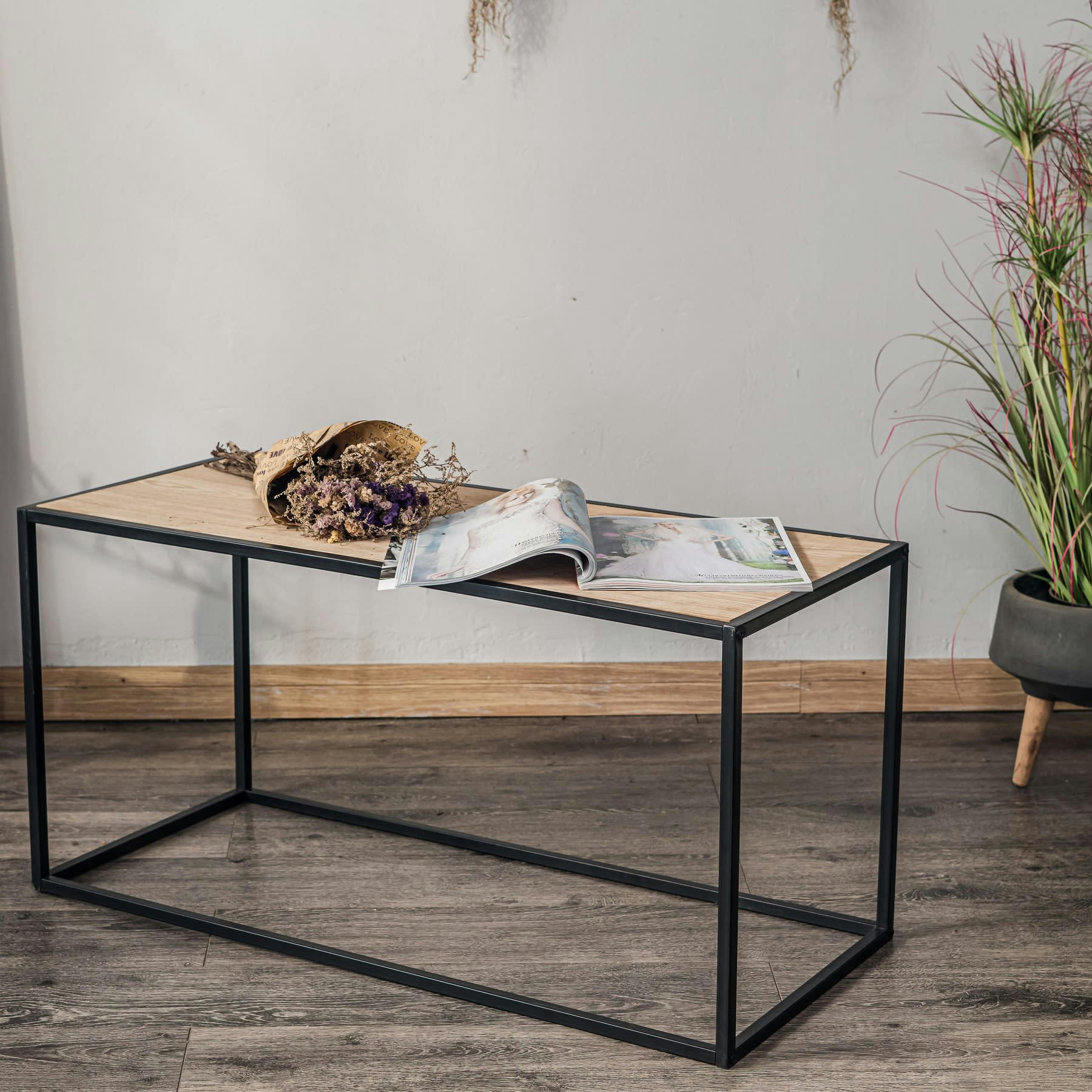 - Table basse industrielle en bois et métal noir