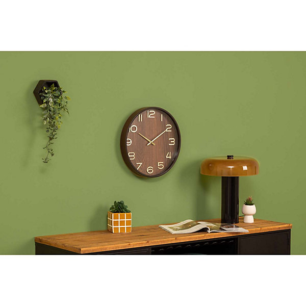 Horloge en bois avec aiguilles et chiffres dorés