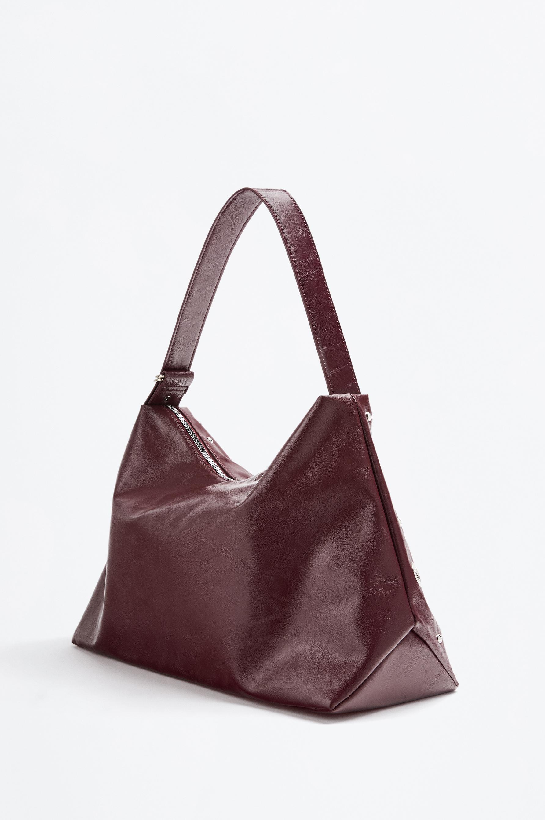 Bolso shopper tachas y eyelets