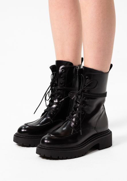 Zwarte leren veterlaarsjes