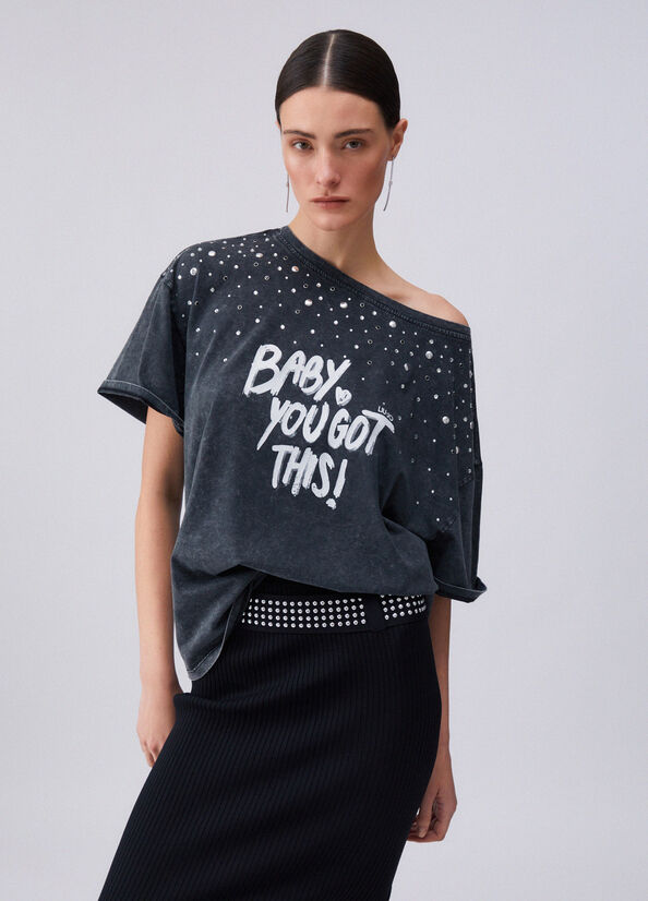 T-shirt con stampa e applicazioni