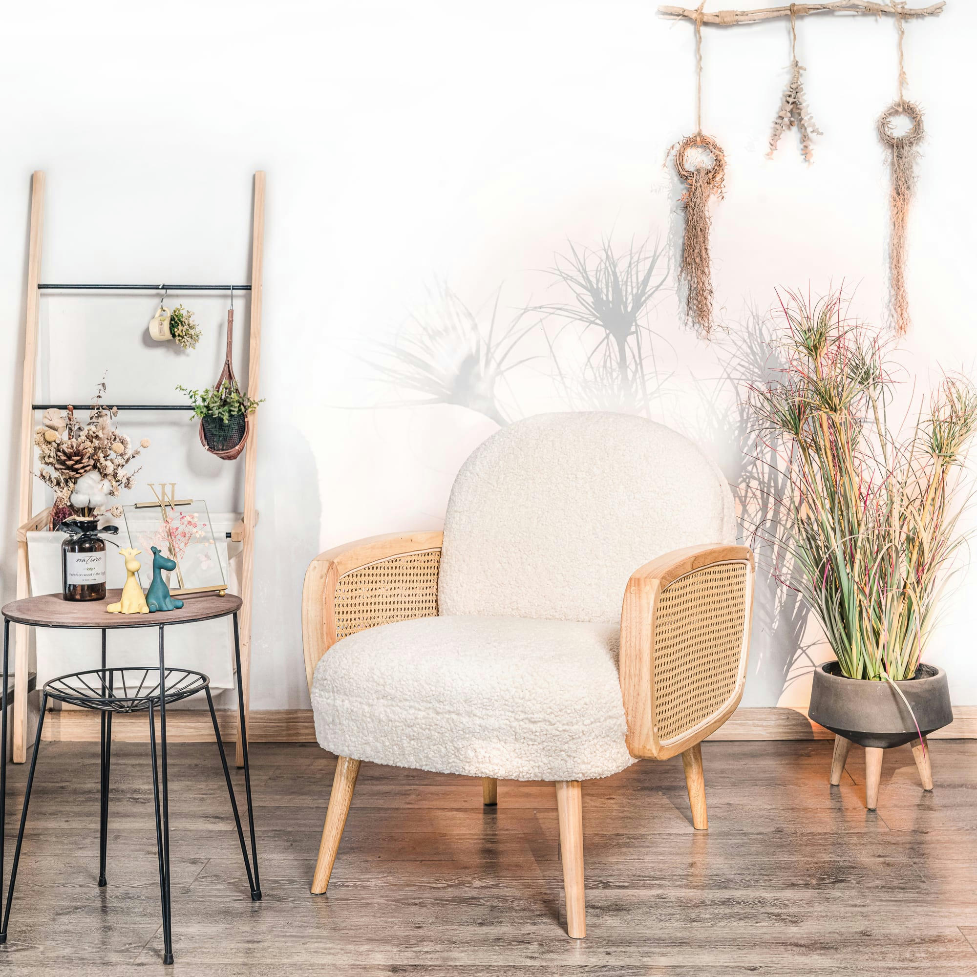 - Fauteuil de salon en cannage et bouclettes blanches