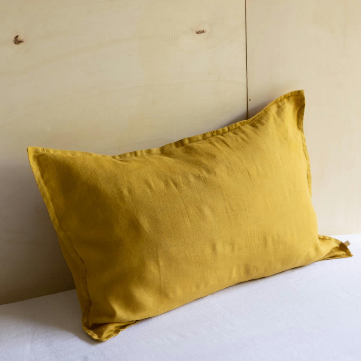 LES ESSENTIELS - Taie d'oreiller en lin lavé jaune 65x65