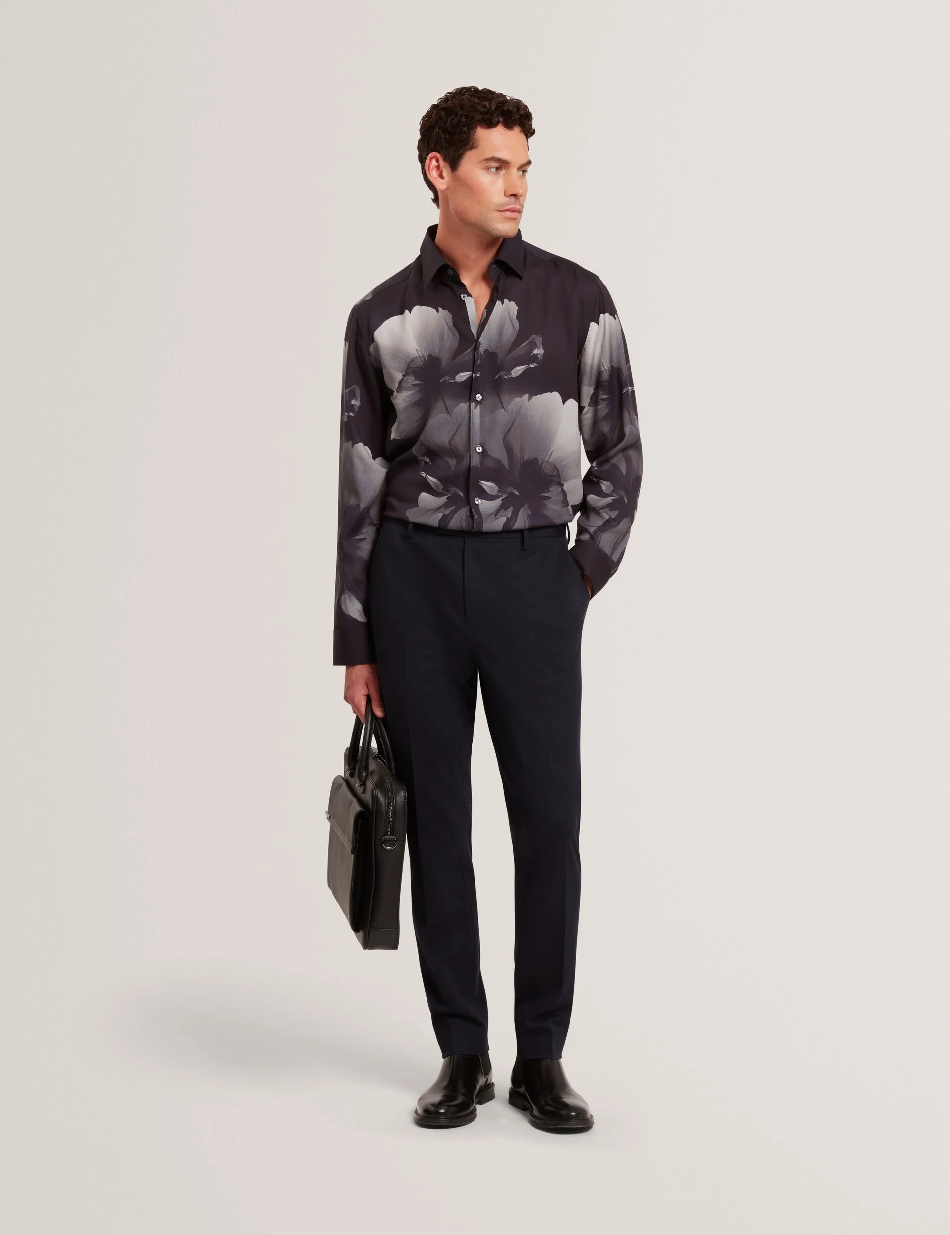 AMUND | BLACK