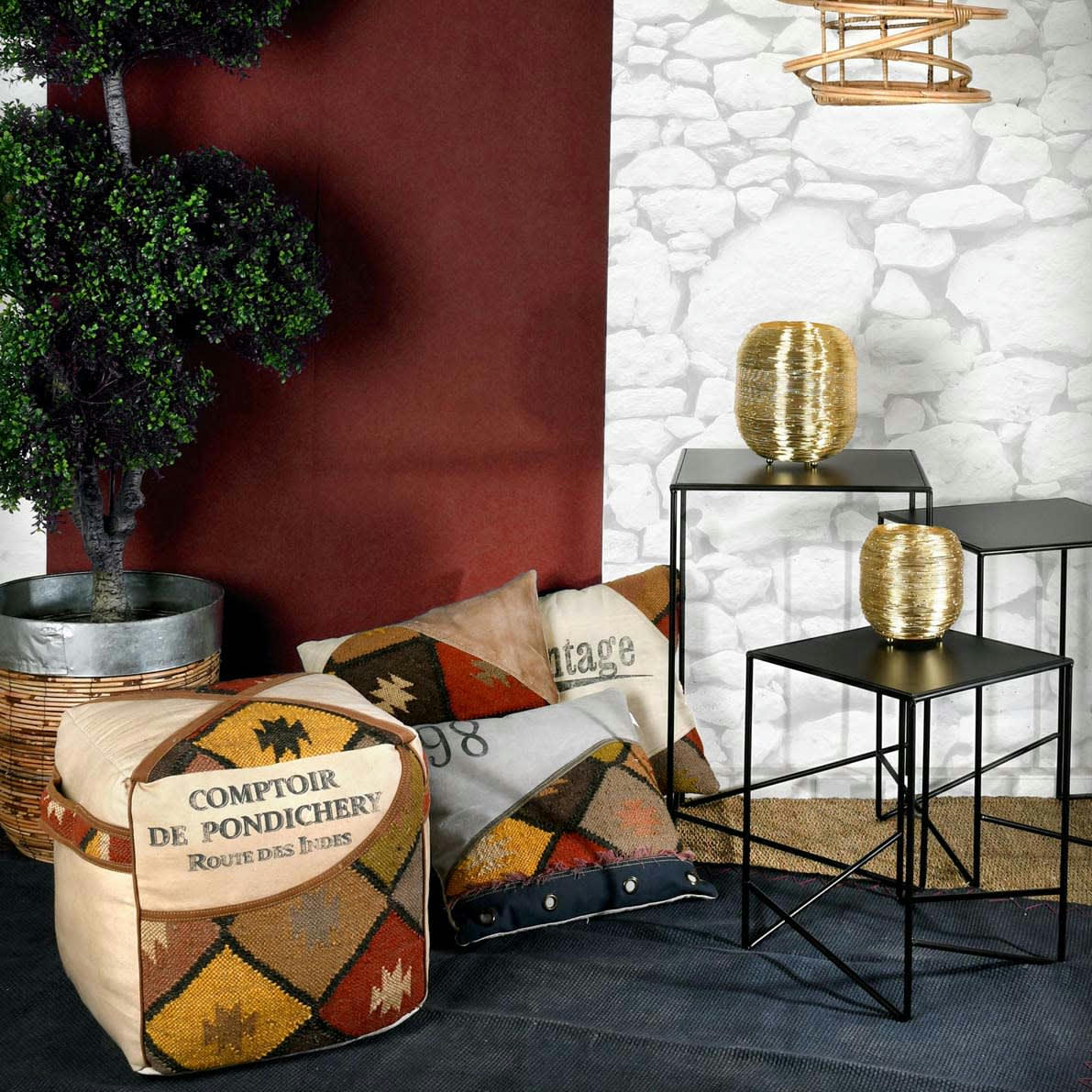 - Pouf en coton kilim et cuir