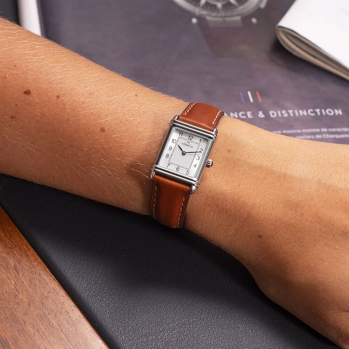 ART DÉCO – QUARTZ – ACIER & CUIR CAMEL