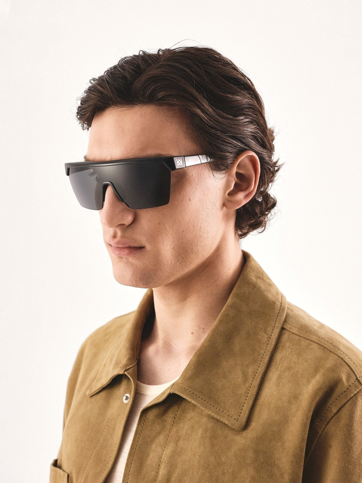 Sunglasses with uniform lens