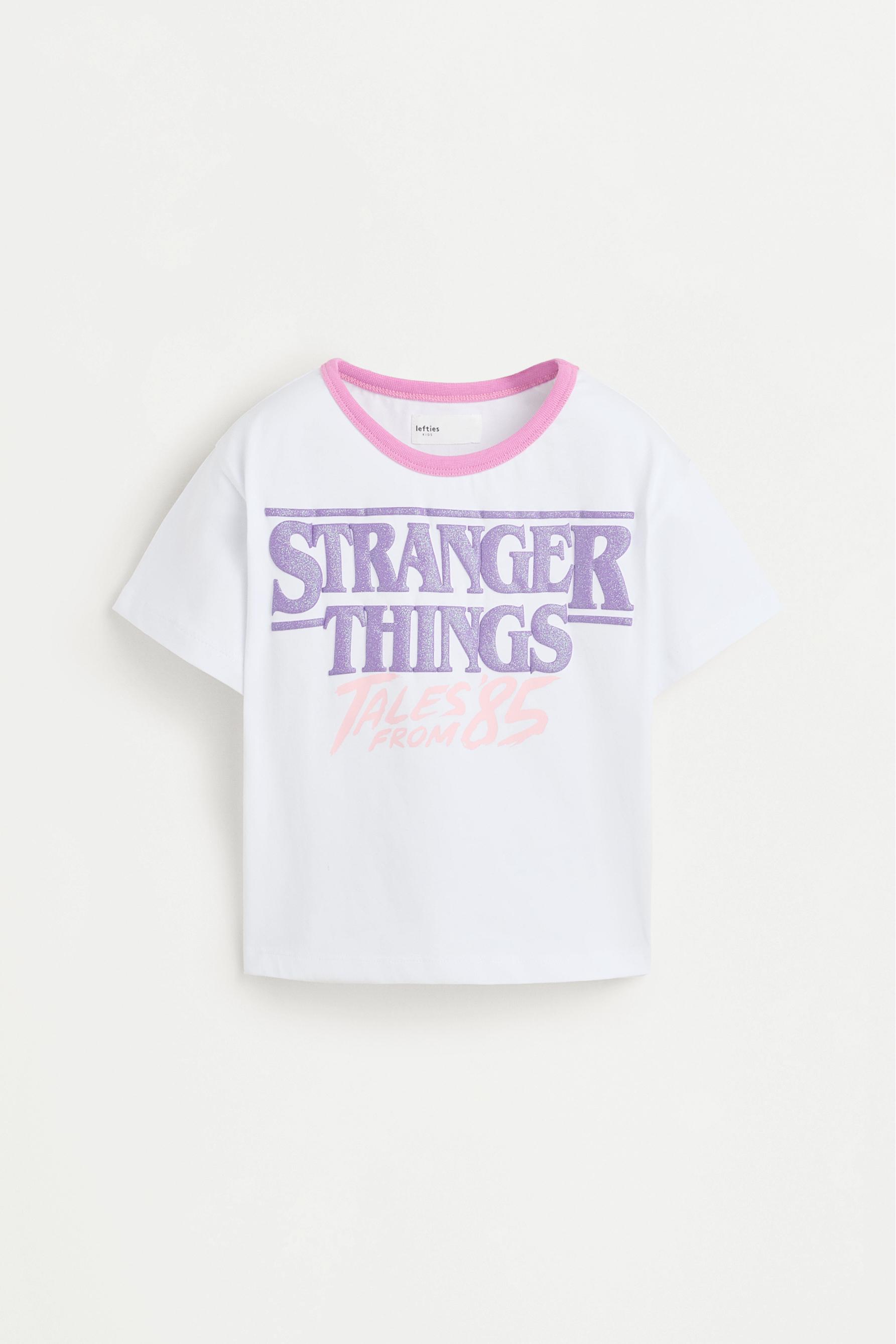 Camiseta Stranger Things™/© Netflix texto brillantes
